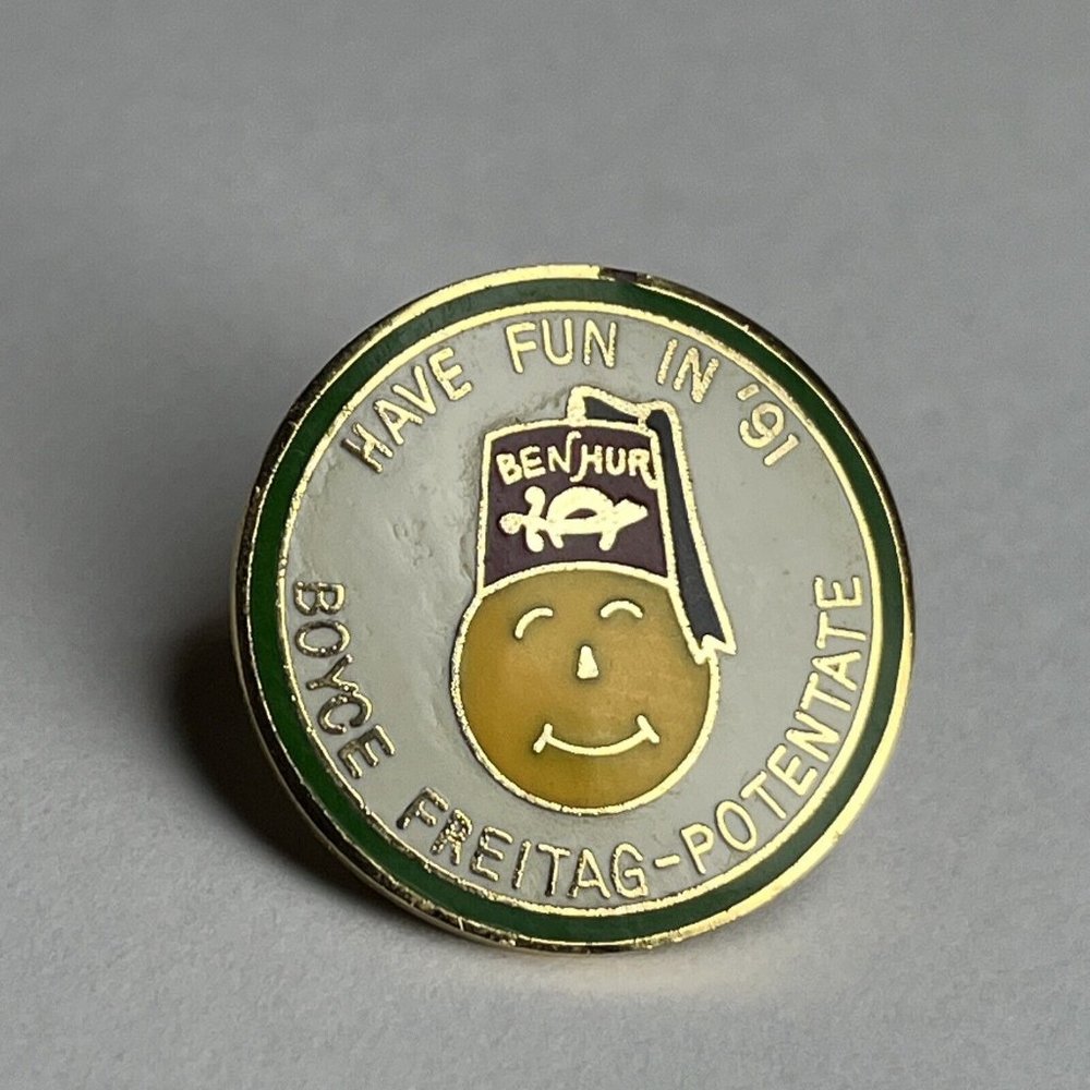 Have Fun In Ben Hur Boyce Freitag-potentate Smiley Face Enamel Pin 1991 - Picture 1 of 4